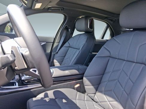 New 2026 BMW 750e xDrive w/ Premium Package image 4