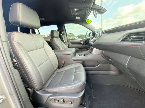 Used 2022 Chevrolet Suburban RST w/ Luxury Package AWD/4WD image 12