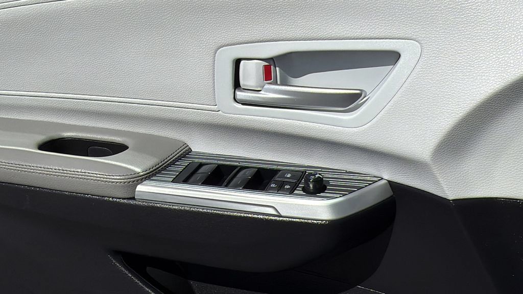 Certified 2025 Toyota Sienna XLE FWD image 22