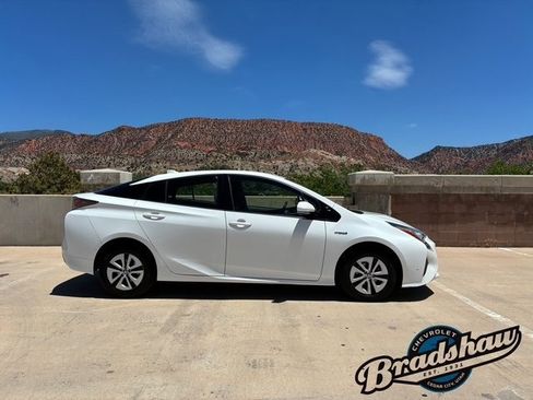 Used 2018 Toyota Prius Four Touring image 3