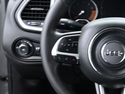 Used 2019 Jeep Renegade Latitude FWD image 30