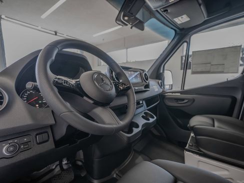 Used 2025 Mercedes-Benz Sprinter 2500 image 6