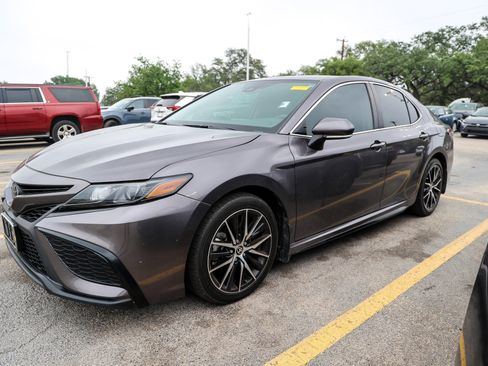 Used 2023 Toyota Camry SE FWD image 3