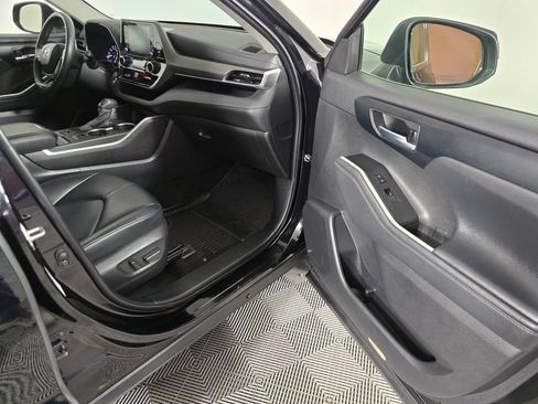 Used 2022 Toyota Highlander XLE AWD/4WD image 12