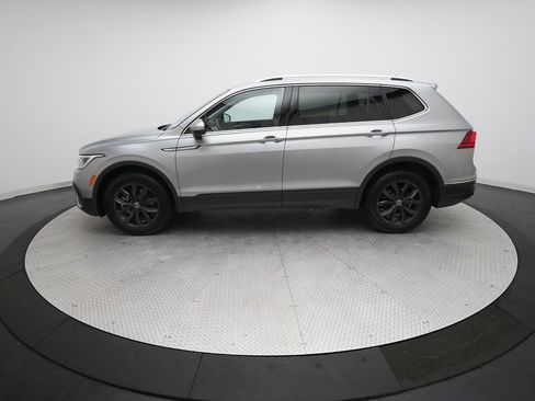 Used 2024 Volkswagen Tiguan SE image 25