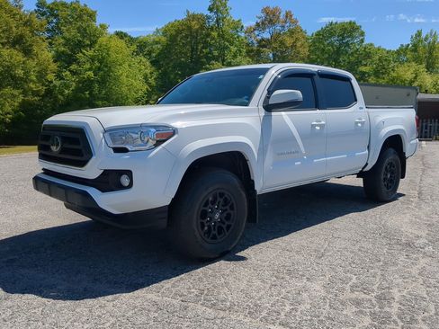 Used 2022 Toyota Tacoma SR5 w/ Technology Package image 6