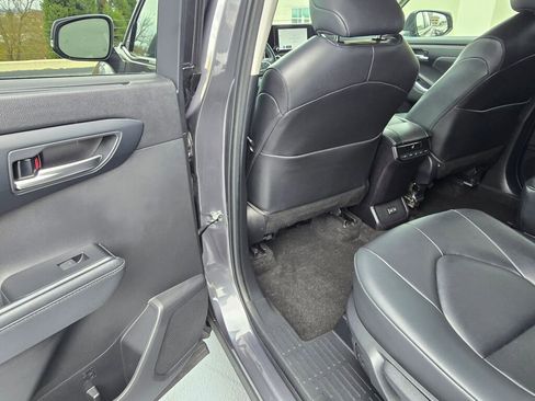 Used 2023 Toyota Highlander XLE FWD image 16