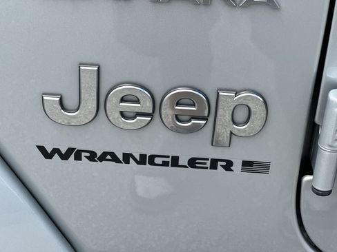Used 2023 Jeep Wrangler Unlimited Sahara AWD/4WD image 10