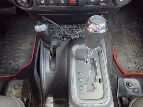 Used 2015 Jeep Wrangler Unlimited Sahara w/ Connectivity Group AWD/4WD image 27