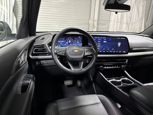 Used 2025 Chevrolet Traverse LT FWD image 18