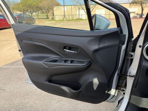 Used 2025 Nissan Versa SV image 18