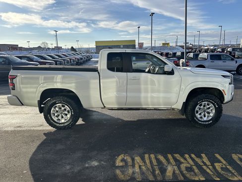 Used 2024 Nissan Frontier SV w/ Technology Package image 16