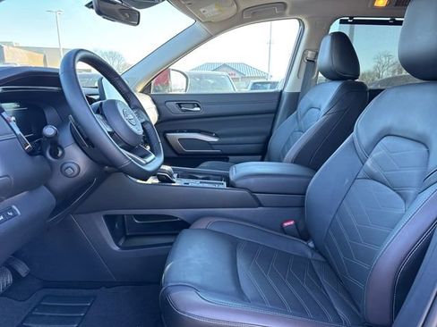 Used 2025 Nissan Pathfinder Platinum w/ Cargo Package image 12