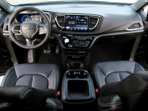 Used 2025 Chrysler Pacifica Select FWD image 19