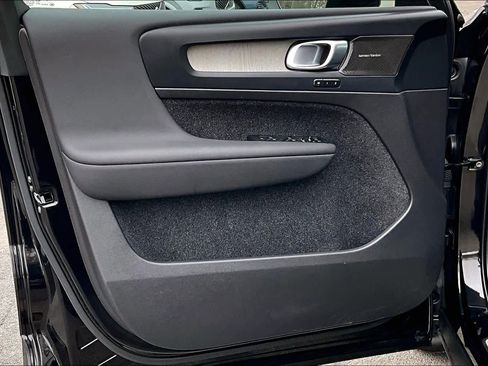 Certified 2024 Volvo XC40 B5 Plus w/ Protection Package Premier image 21