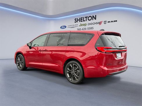 New 2026 Chrysler Pacifica Select image 3