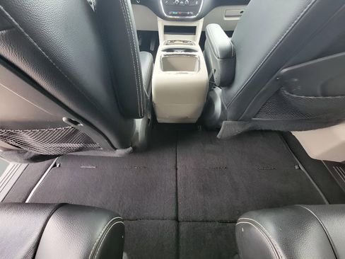 Used 2017 Dodge Grand Caravan SXT FWD image 25