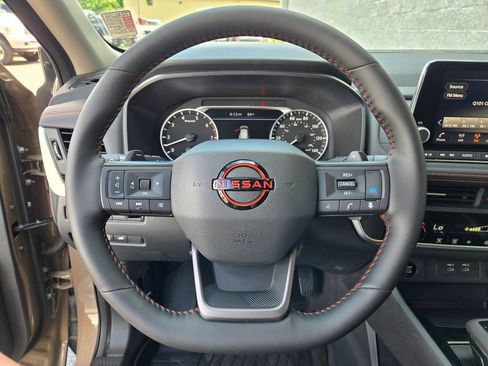 Used 2025 Nissan Rogue SV AWD/4WD image 17
