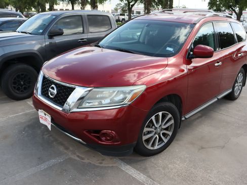 Used 2014 Nissan Pathfinder SV image 3