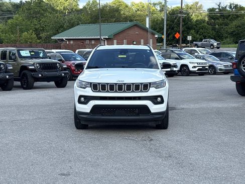 Certified 2024 Jeep Compass Latitude AWD/4WD image 2