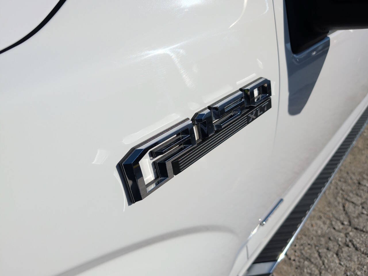 Used 2017 Ford F150 XLT w/ Equipment Group 302A Luxury AWD/4WD image 16