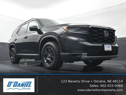 Used 2025 Honda Pilot TrailSport image 14