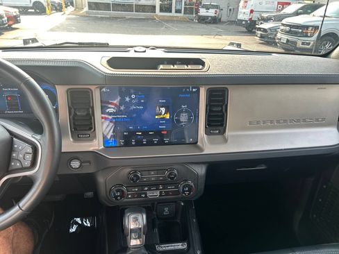 Used 2025 Ford Bronco Outer Banks AWD/4WD image 19