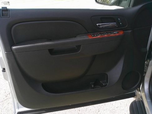 Used 2013 Chevrolet Suburban LT image 9