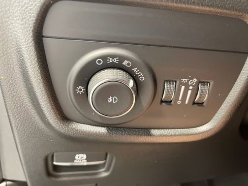 Used 2023 Jeep Grand Cherokee Limited w/ Luxury Tech Group II AWD/4WD image 16
