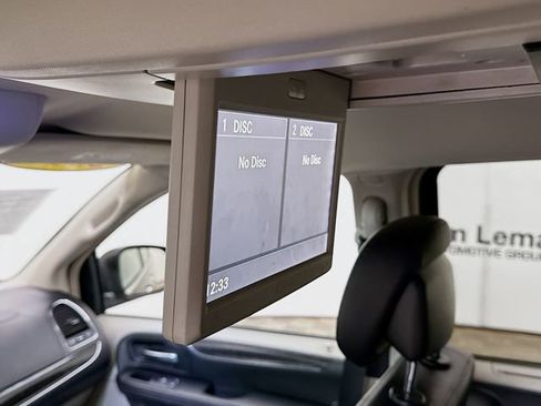 Used 2016 Chrysler Town & Country Touring w/ Driver Convenience Group image 25