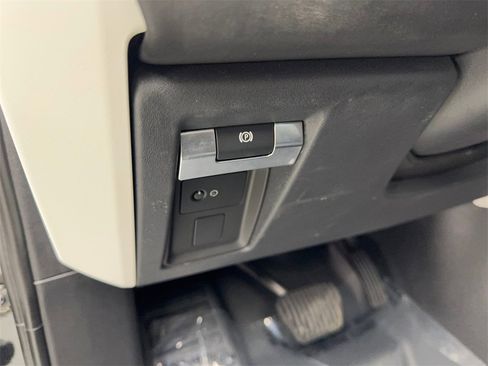 Used 2025 Land Rover Defender 110 S image 54