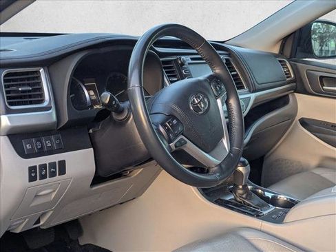 Used 2018 Toyota Highlander Limited Platinum image 2
