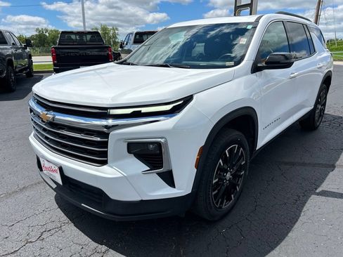 Used 2025 Chevrolet Traverse LT w/ Sun and Wheel Package AWD/4WD image 9