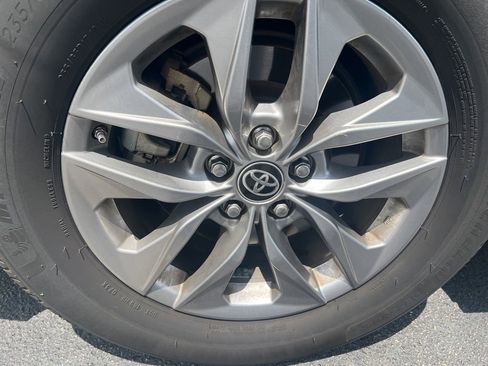 Used 2023 Toyota Sienna XLE FWD image 12