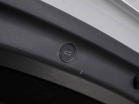 Used 2022 Tesla Model Y Long Range image 57