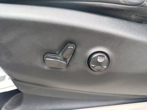 Used 2023 Chrysler Pacifica Touring-L FWD image 18