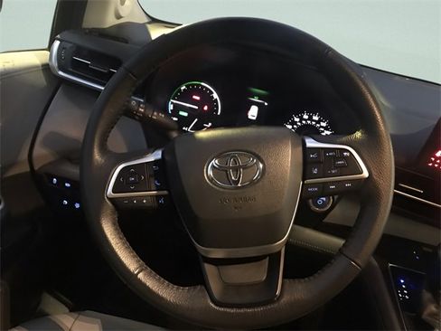 Used 2021 Toyota Sienna XLE image 13