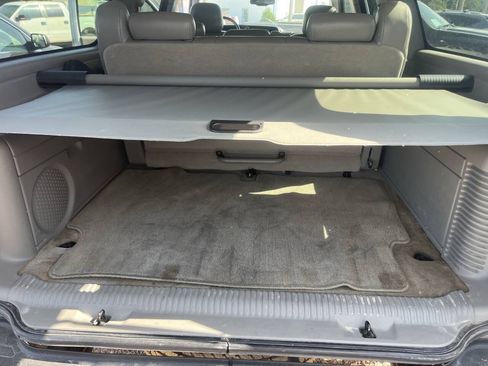 Used 2005 GMC Yukon XL SLT w/ SLT Preferred Equipment Group AWD/4WD image 16