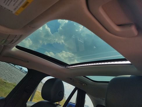 Used 2021 Mercedes-Benz GLC 300 image 3