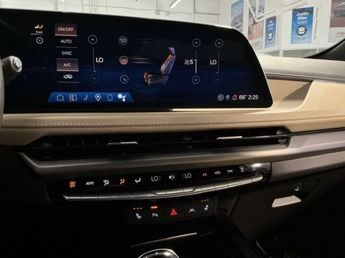 Used 2024 Cadillac XT4 Luxury w/ Cold Weather Package AWD/4WD image 21