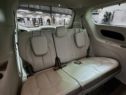 Used 2018 Chrysler Pacifica Touring-L Plus w/ Tire & Wheel Group image 26