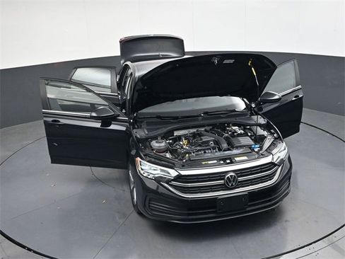 Used 2024 Volkswagen Jetta SE image 37