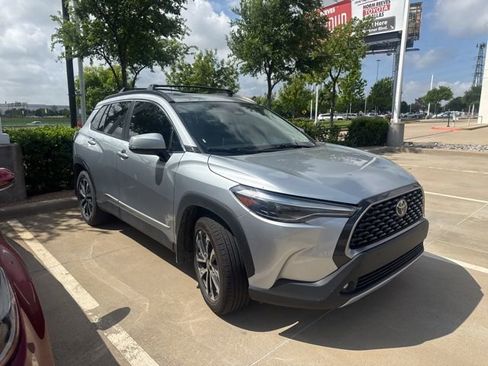 Used 2023 Toyota Corolla Cross XLE w/ Convenience Package image 2