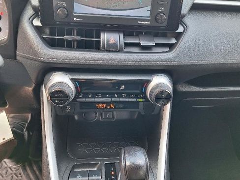 Used 2021 Toyota RAV4 LE AWD/4WD image 17
