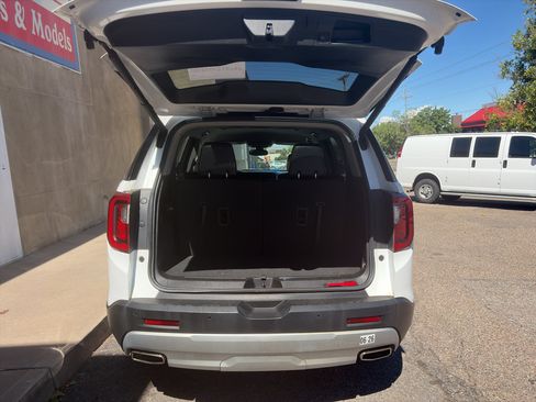 Used 2023 GMC Acadia SLT FWD image 10