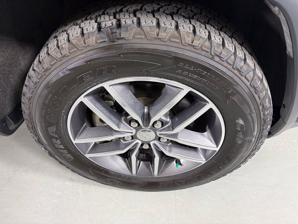 Used 2018 Jeep Grand Cherokee Laredo AWD/4WD image 12
