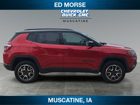 Used 2025 Jeep Compass Trailhawk AWD/4WD image 6