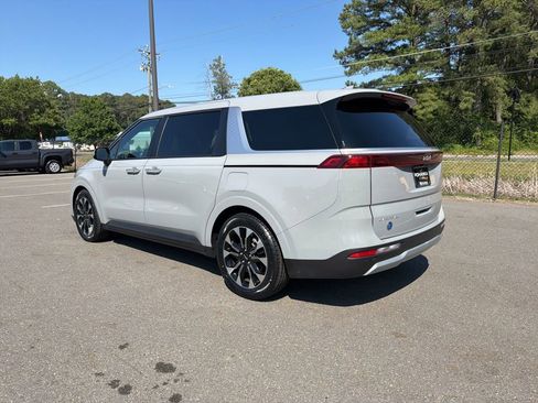 Used 2024 Kia Carnival EX FWD image 7