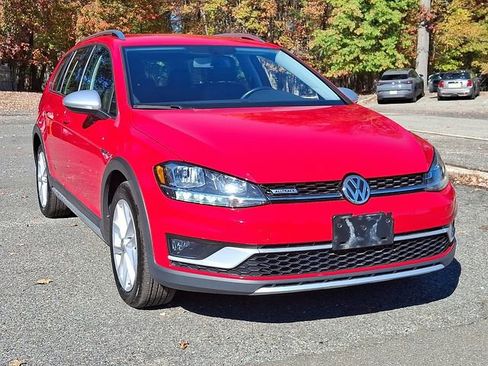 Certified 2019 Volkswagen Golf Alltrack S image 2