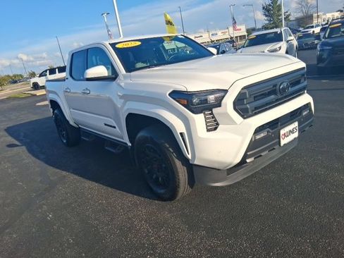Used 2025 Toyota Tacoma SR5 AWD/4WD image 5